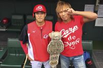 <div class="caption">2017年4月27日、マツダスタジアムで田中広輔選手と2ショット写真に収まる内藤選手。</div>