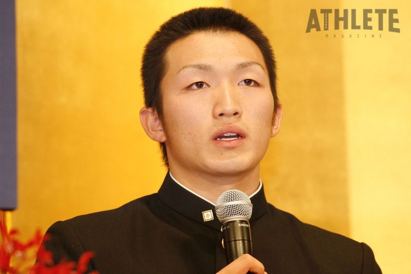 <div class="caption">2012年ドラフトで広島から2位指名を受け、入団会見に臨む鈴木誠也選手。</div>