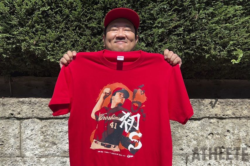<div class="caption">カープが大好きな役者・我善導氏が紹介する『矢崎拓也 プロ初セーブTシャツ』</div>