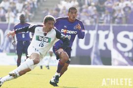 【サンフレッチェ背番号の系譜】久保竜彦に影響を与えた日本人FWが背負った「20」。伝統の弓矢ポーズを披露した新助っ人に<br />