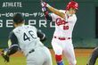 突如襲った激痛と緊急手術。元カープ・安部友裕が語る、プロ野球人生の分岐点