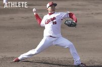 <div class="caption">プロ１年目からクローザーとして活躍し、2021年新人王に輝いた栗林良吏。今季から先発の転向している</div>