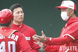 世界を驚愕させたフォークはこうして生まれた。日本の守護神・栗林良吏の意識を変えた投手コーチのアドバイス<br />