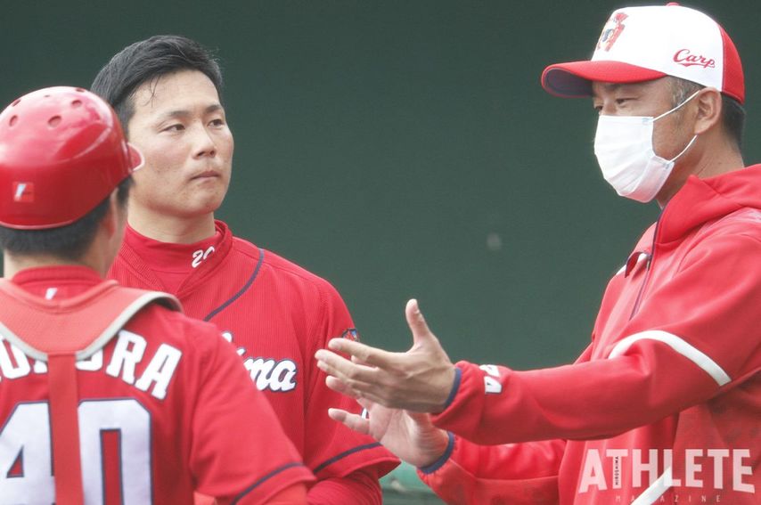 世界を驚愕させたフォークはこうして生まれた。日本の守護神・栗林良吏の意識を変えた投手コーチのアドバイス<br />