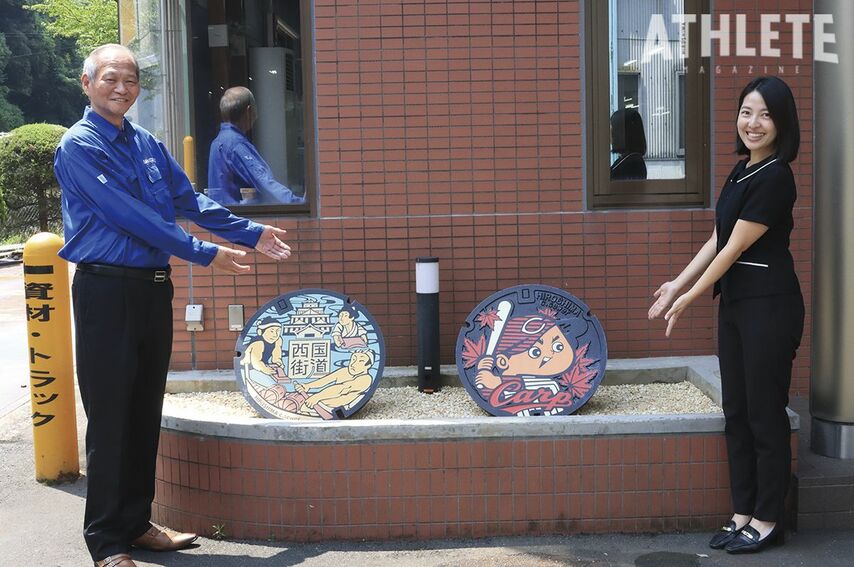 <div class="caption">「カープ坊やマンホール」を製作する友鉄工業株式会社・山下俊哉さん（写真左）</div>