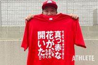 <div class="caption">「カープ60周年記念 中国新聞 球心Tシャツ」と我善導さん。</div>