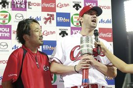 K.ジョンソンに6年間連れ添った西村通訳の惜別メッセージ「6年間のベストパフォーマンスは2016年の札幌決戦」<br />