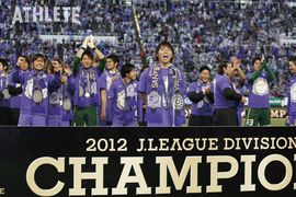 MVP、得点王など史上初の四冠を達成。チームをJ1年間初優勝に導く【佐藤寿人、サンフレッチェ広島での軌跡<br />#6】
