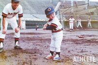 <div class="caption">1973年、当時3歳の有馬さんが旧広島市民球場でバットを持つ姿を、有馬さんの父が撮影した（写真：有馬さん提供）</div>