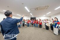 <div class="caption">ボールボーイ佐竹さんの発案で急遽決まったじゃんけん大会！ </div>