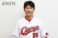 <div class="caption">黒田博樹氏と共に精神的支柱としてチームを優勝に導き、MVPに輝いた当時39歳の新井貴浩氏。</div>