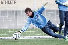 【サンフレッチェ背番号の系譜】守護神への飛躍はここから始まる。1番とは別に歴代GKがつけてきた背番号<br />