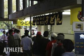 半世紀以上愛され続ける、名物グルメ“カープうどん”。販売当初から大きく変わった部分は・・