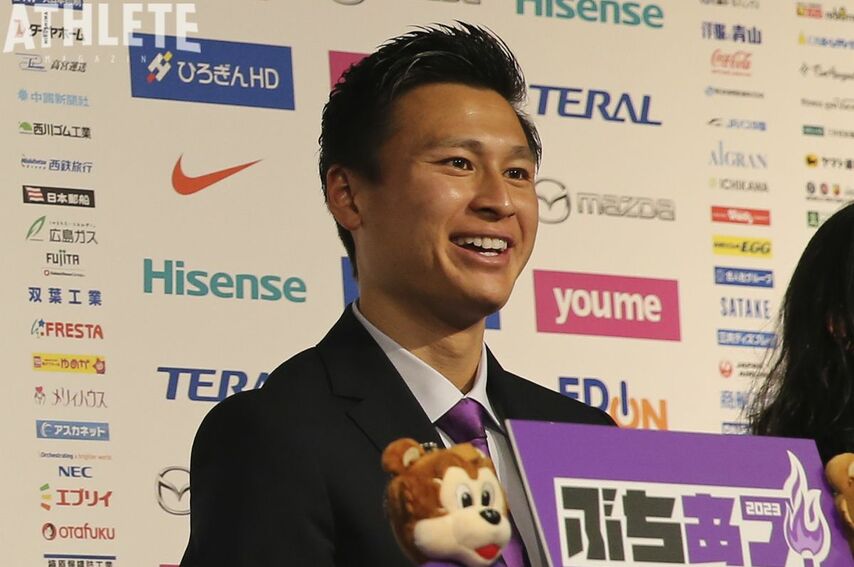<div class="caption">2023年1月、新加入選手発表会見に臨む田中雄大。</div>