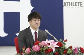 「どんなことがあっても諦めずに戦いたい」カープ・小園が契約更改。新背番号で新たなシーズンへ