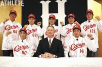 <div class="caption">（前列右から篠田、ブラウン監督、安部、後列右から山内、松山、小窪、丸、中村）</div>