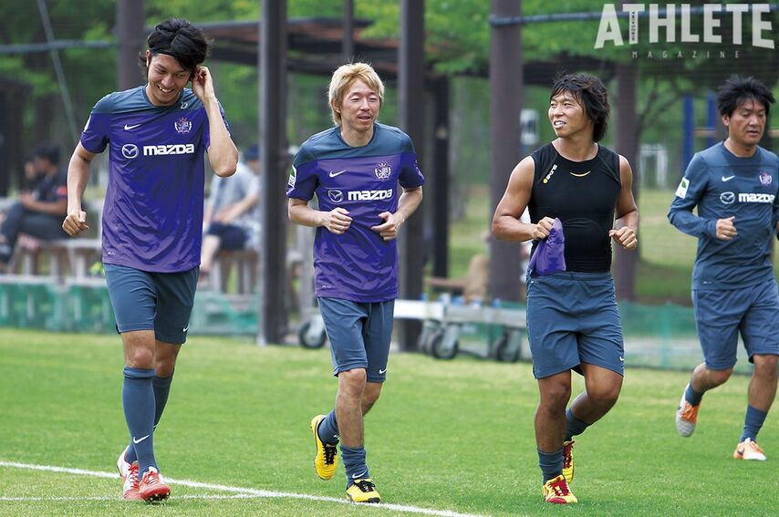 <div class="caption">広島時代、石原直樹（写真真ん中）とウォーミングアップをする佐藤寿人氏（写真右）（2014年撮影）</div>