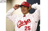 <div class="caption">2008年11月、横浜ベイスターズからカープに入団した石井琢朗。入団時の背番号は『25』</div>