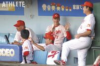 <div class="caption">旧広島市民球場のベンチで采配を振るブラウン監督</div>