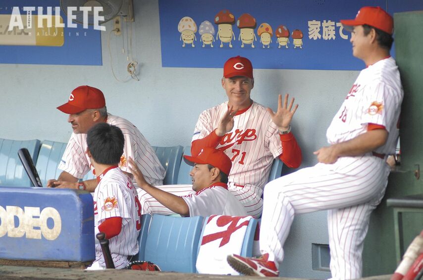 <div class="caption">旧広島市民球場のベンチで采配を振るブラウン監督</div>