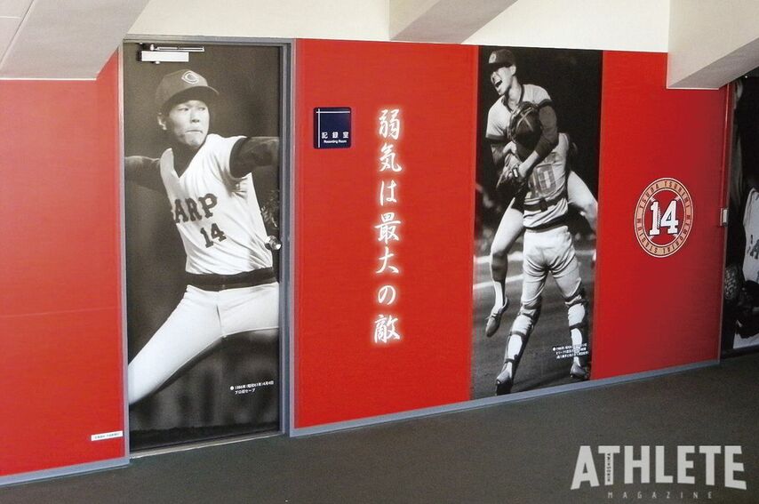 <div class="caption">津田恒実メモリアルスタジアムの内部。津田氏の現役時代の写真が並ぶ</div>