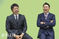 <div class="caption">長年カープで苦楽を共にした新井氏と石原氏。対談中は終始、笑顔が絶えなかった。</div>