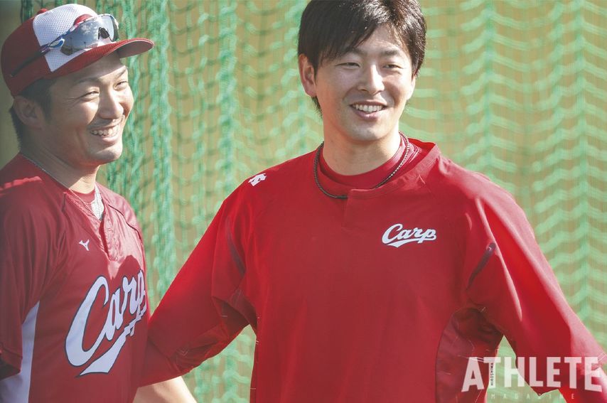 <div class="caption">今季、投打のキャプテンを務めた大瀬良大地（右）と鈴木誠也。</div>