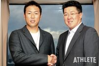 <div class="caption">対談を終え、佐々岡氏と笑顔で握手を交わす黒田博樹（写真は2009年撮影）</div>