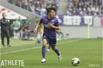 <div class="caption">俊足を活かしてペナルティエリアに侵入し、2戦連続でPKを獲得した中村草太</div>