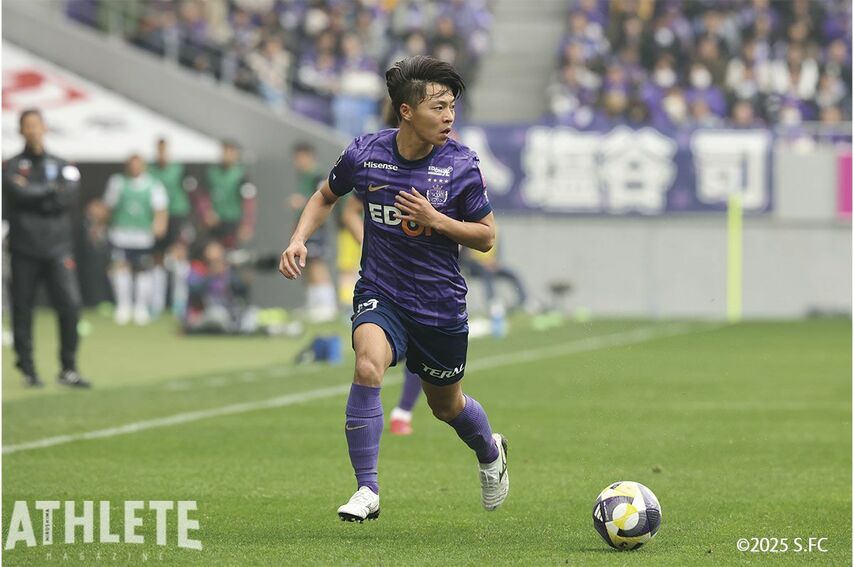 <div class="caption">俊足を活かしてペナルティエリアに侵入し、2戦連続でPKを獲得した中村草太</div>