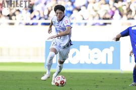 【サンフレッチェ背番号の系譜】3度のリーグ優勝に貢献したサイドアタッカー背負った「27」。Jリーグ最優秀ゴール賞に輝いたレフティーが引き継ぐ<br />