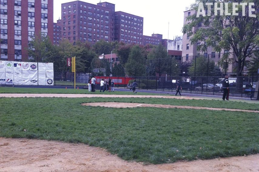 <div class="caption">『ハーレムRBI』の球場（著者がニューヨークで撮影）。アメリカでは、野球振興プログラムにより、子ども達が野球を続けられる環境が整っている。</div>