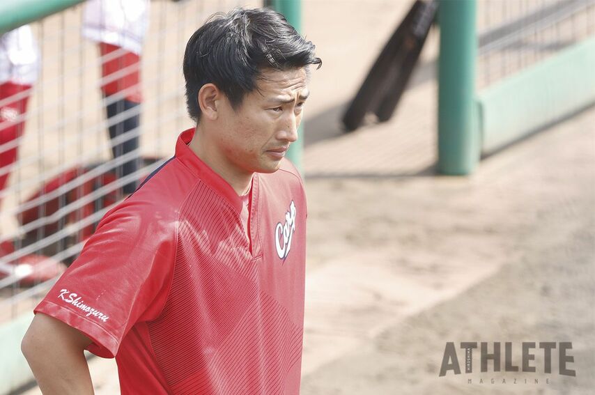 <div class="caption">二軍マネージャーとして、若い選手たちの練習を見守る下水流さん</div>