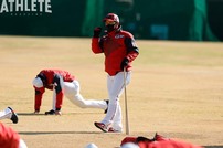 <div class="caption">今シーズンより一軍内野守備・走塁コーチに就任した小窪哲也コーチ。</div>