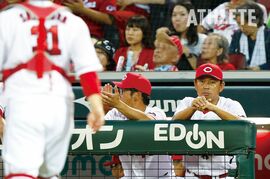 カープ石原慶幸コーチが見た捕手・坂倉将吾の成長「サードから見た景色というのも、彼にとってプラスになっている」