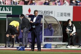 「言葉が異なるからこそ、コミュニケーションに集中できる」サンフレッチェ広島・スキッベ監督が語る日本人選手への期待