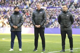 【J1広島】「シオ、ショウに特別な感謝を」今季限りで退任のスキッベ監督がリーグ最終戦でスピーチ。4シーズンでカップタイトルを2度獲得