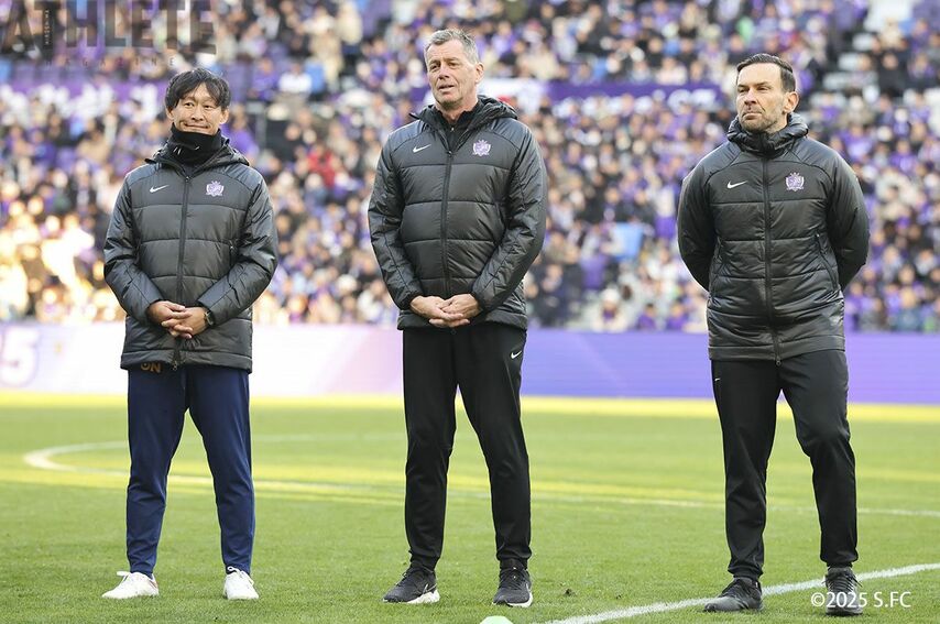【J1広島】「シオ、ショウに特別な感謝を」今季限りで退任のスキッベ監督がリーグ最終戦でスピーチ。4シーズンでカップタイトルを2度獲得