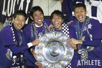 <div class="caption">初優勝を果たした2012年、当時の森保一監督、佐藤寿人氏、森﨑浩司氏（現アンバサダー）らとシャーレを掲げる現役時代の森﨑和幸氏（写真右）</div>