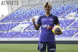 【サンフレッチェ広島】複数ポジションで見せるクオリティの高いプレーが特徴。J1新潟から完全移籍の新井直人が加入会見