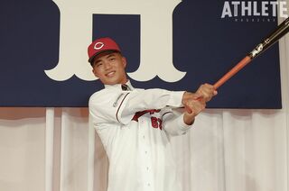 カープ・新入団選手発表会見》“出世番号”を託された高卒内野手。『63