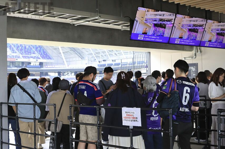 サンフレッチェ広島・青山敏弘コーチ『引退記念本』出版イベントに200名のファン・サポーターが集結！