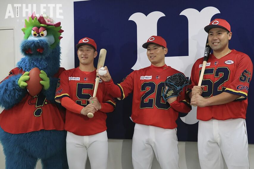 カープ、4年ぶりに限定ユニホーム登場！野球とアメフトがコラボした異色のデザイン