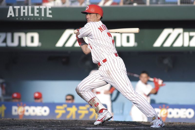 <div class="caption">三拍子そろった内野手・野村謙二郎。3度の盗塁王を獲得し、1995年には3割・30本塁打・30盗塁を達成した。</div>
