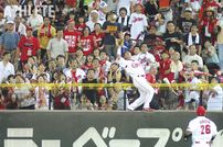 <div class="caption">2010年8月22日の横浜戦（マツダスタジアム）で、センターを守っていた天谷宗一郎氏がホームラン性の打球をスーパーキャッチした瞬間。</div>