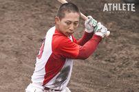<div class="caption">泥まみれになりながら打撃練習に没頭する羽月隆太郎選手。</div>