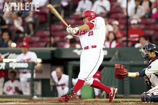 カープ、秋山翔吾の通算300二塁打記念グッズ発売！Tシャツ