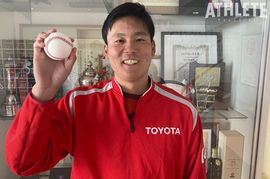 日本の守護神・栗林良吏がドラフト直後に話した言葉を振り返る。カープ、そして背番号への思い<br />