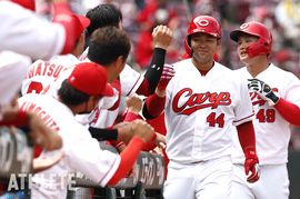 驚異の得点圏打率。流れを引き戻す本塁打、長野久義の劇的弾につながる内野安打。林晃汰が逆転勝利に貢献<br />