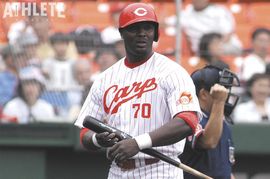 【尾関高文の忘れじのカープ外国人選手列伝】<br />No.26 ジミー・ハースト／場外ホームランが新聞の一面を飾るも流星のように去っていった助っ人<br />